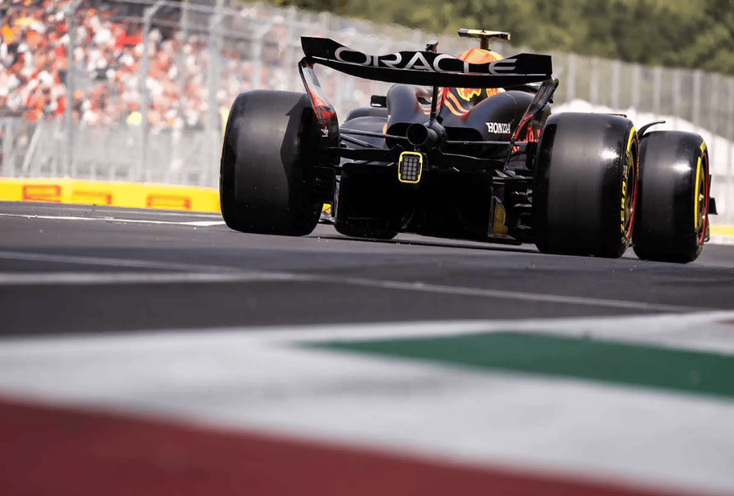 爱游戏在线-梅赛德斯横扫迈凯伦，佩雷兹惊艳四座的简单介绍