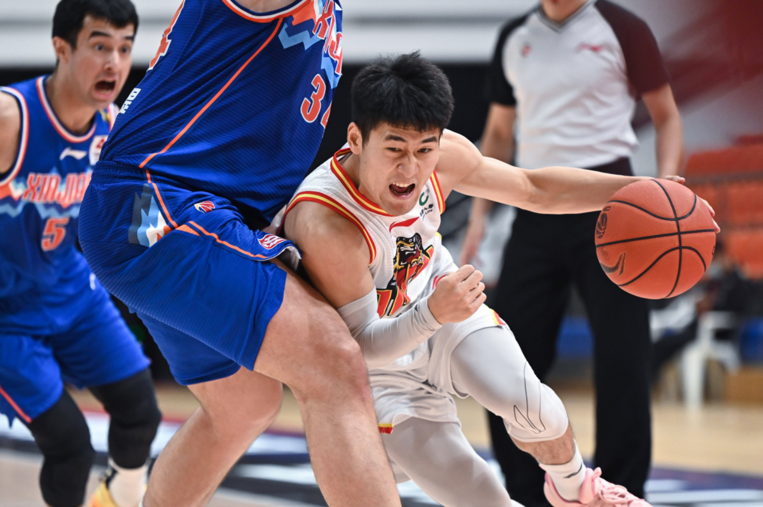 爱游戏-吉林队力克马刺，浓眉哥扛起全队