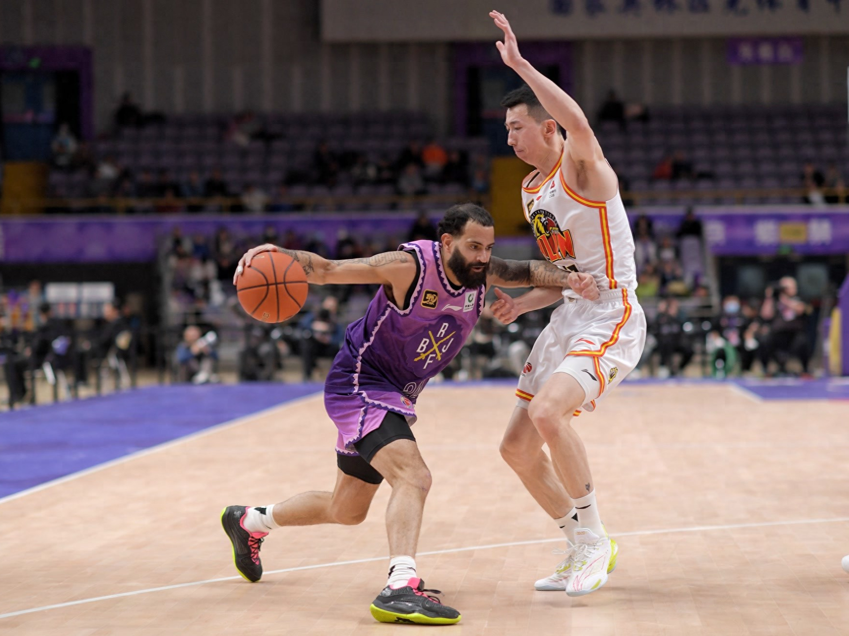 吉林队力克马刺，浓眉哥扛起全队