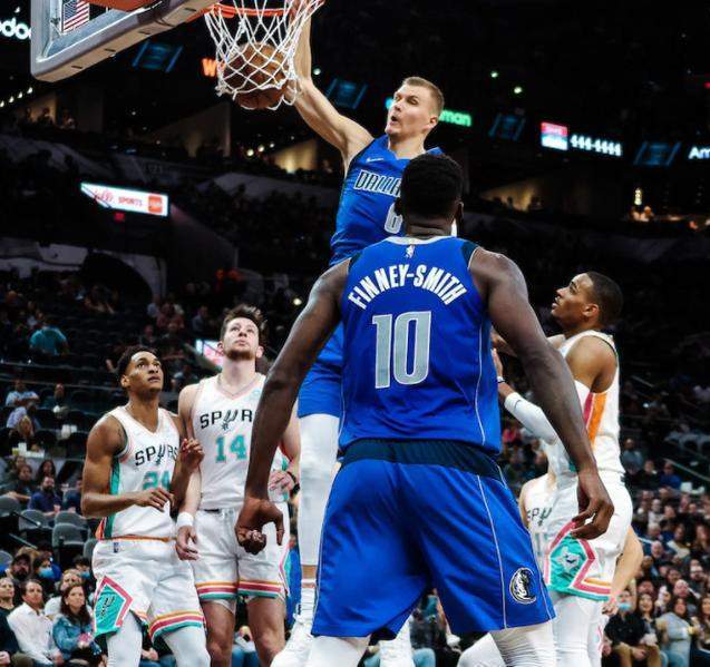 爱游戏体育-日本队鏖战瑞典队，波尔状态火热