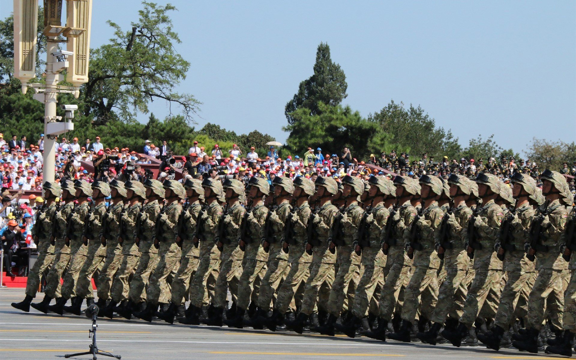 在伯纳乌的哨声中，他像防守禁区一样守护尊严