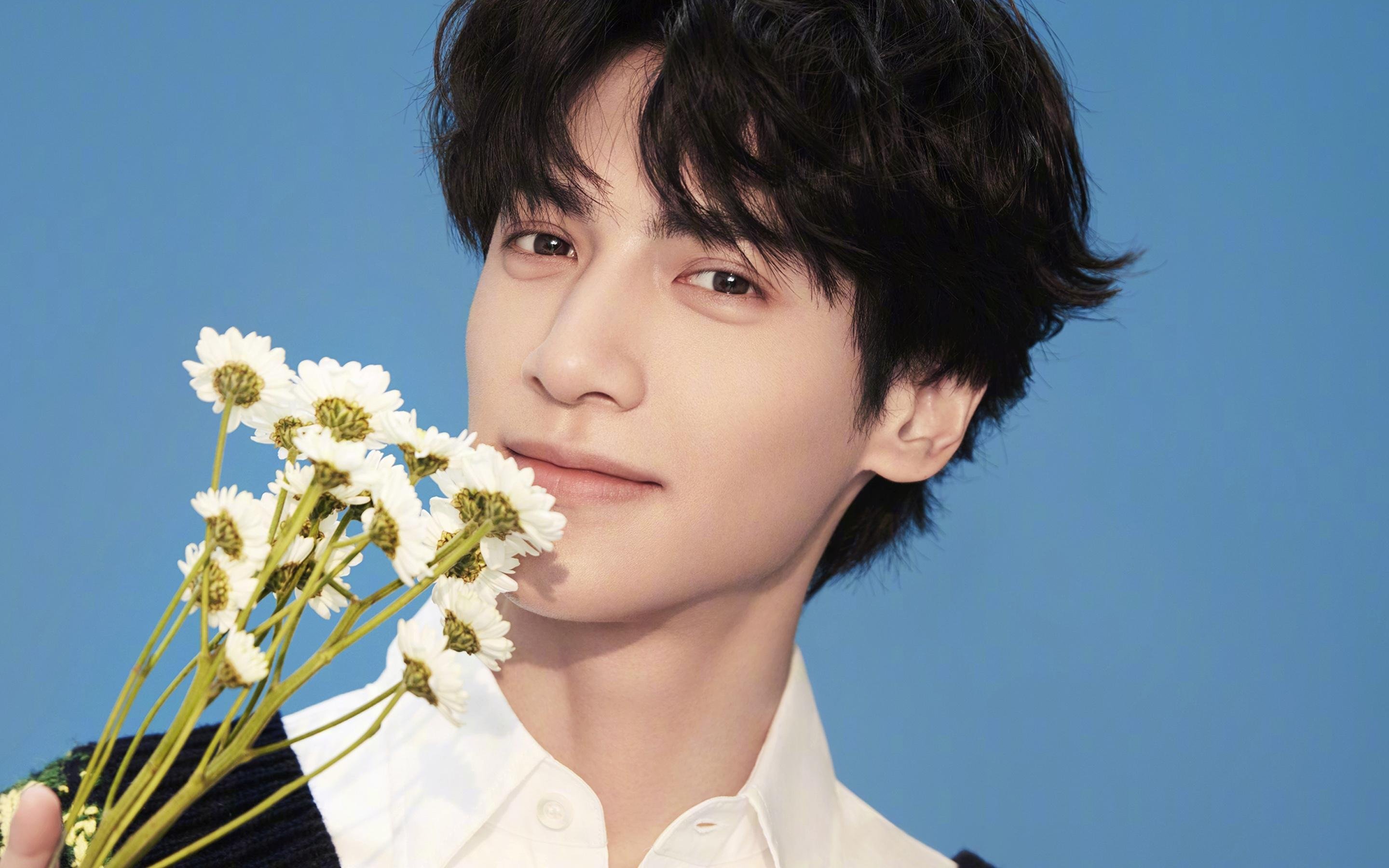 蓝黑棋盘上的国王，劳塔罗一箭射落黄金之狮