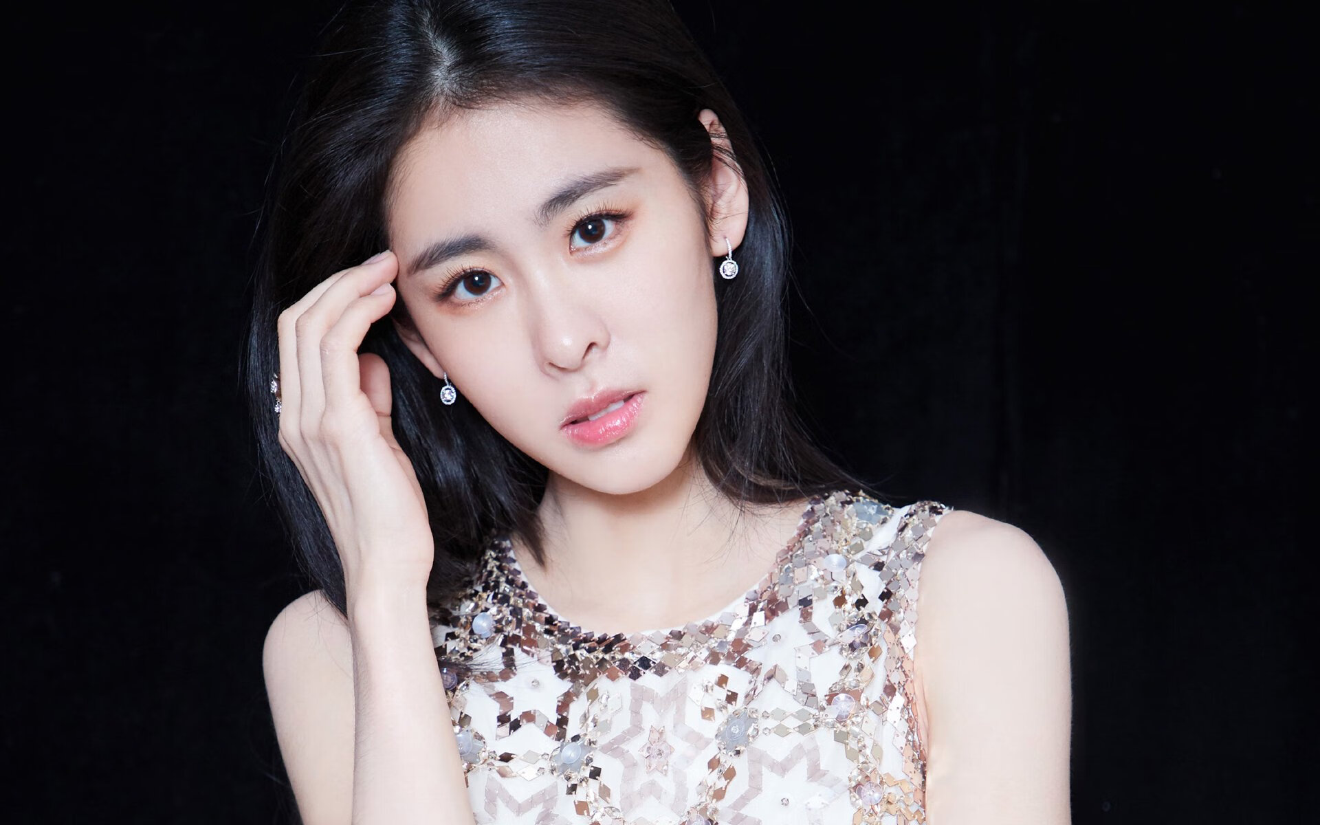 赛场变赛道，当篮球场响起F1引擎的轰鸣